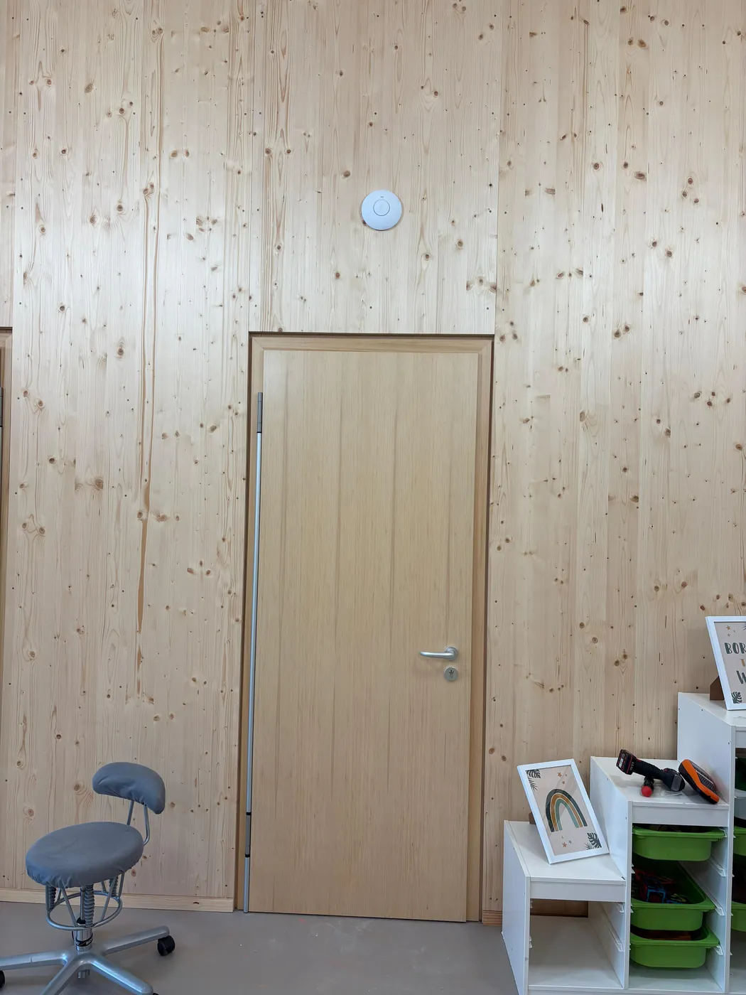 Montierter WLAN Access Point an einer Holzwand über einer Tür