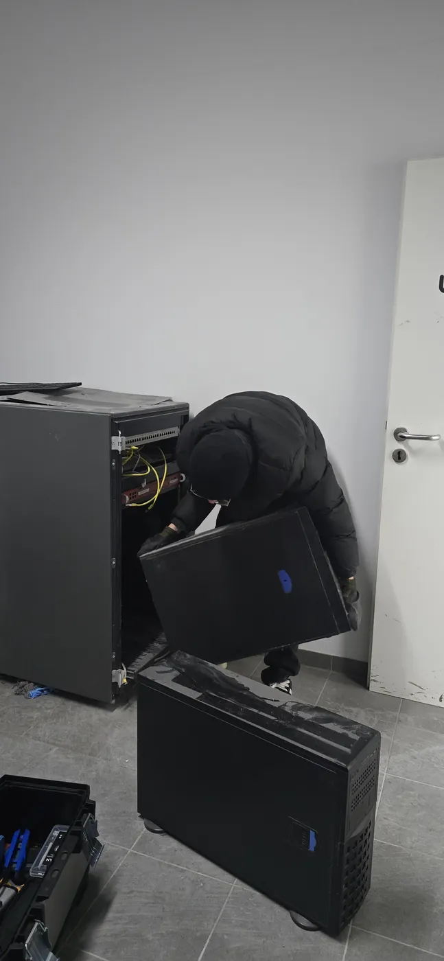 Abbau eines Servers aus dem Serverschrank für einen Standortumzug